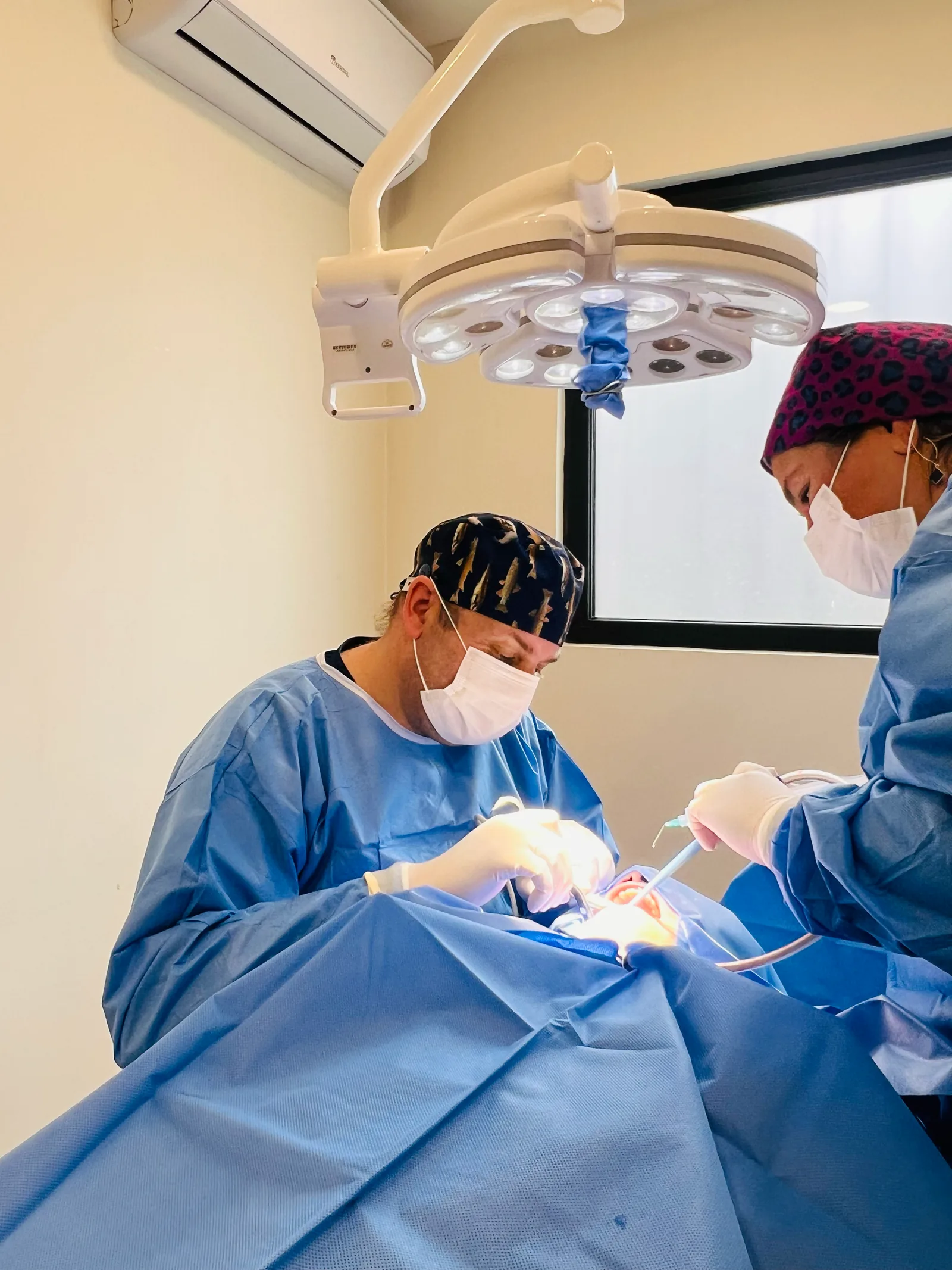 Equipo de Clínica Los Abedules durante un procedimiento odontológico